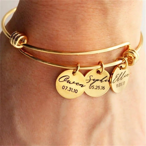 Adjustable family & friends circle-plate personalised bracelet with significant date